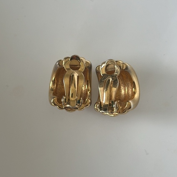 Clam Shell Shaped Gold Tone Clip-On Earrings Vintage - Picture 4 of 6